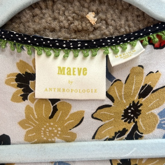 Beautiful blouse with a plunging neckline - Picture 2 of 5